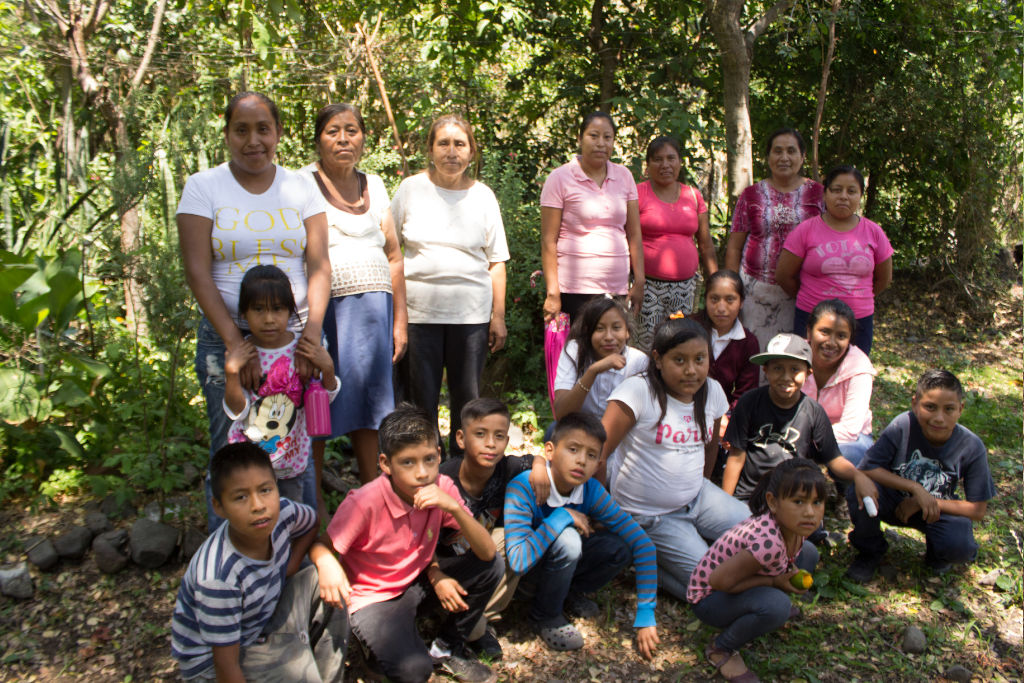 Mujeres y niños de una comunidad