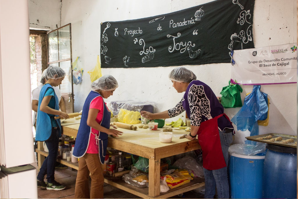 Mujeres del grupo de desarrollo comunitario elaborando pan