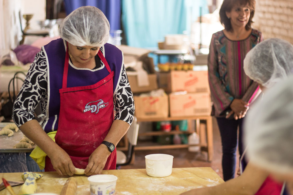 Mujeres del grupo de desarrollo comunitario elaborando pan